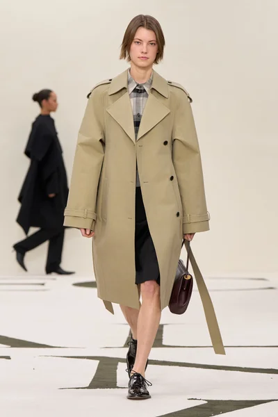 Look 16